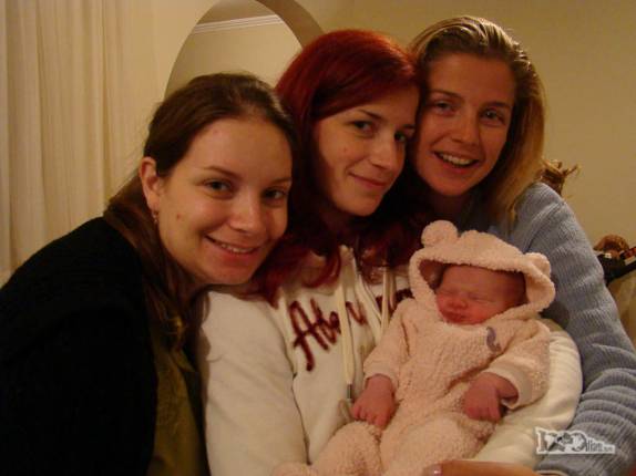 Luiza com mamãe e titias, em Curitiba - PR (Julho de 2010)